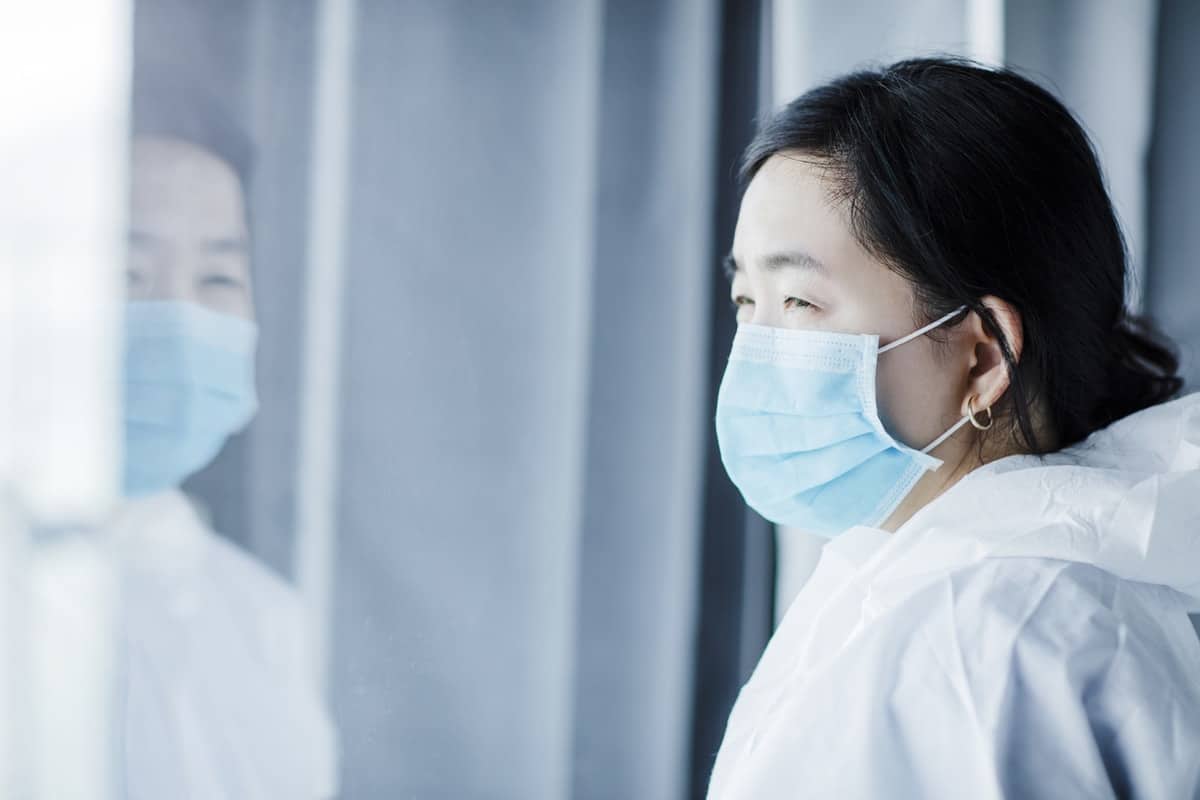Professionnel de la santé portant un équipement de protection