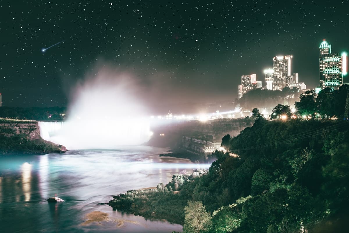 Niagra Falls at night