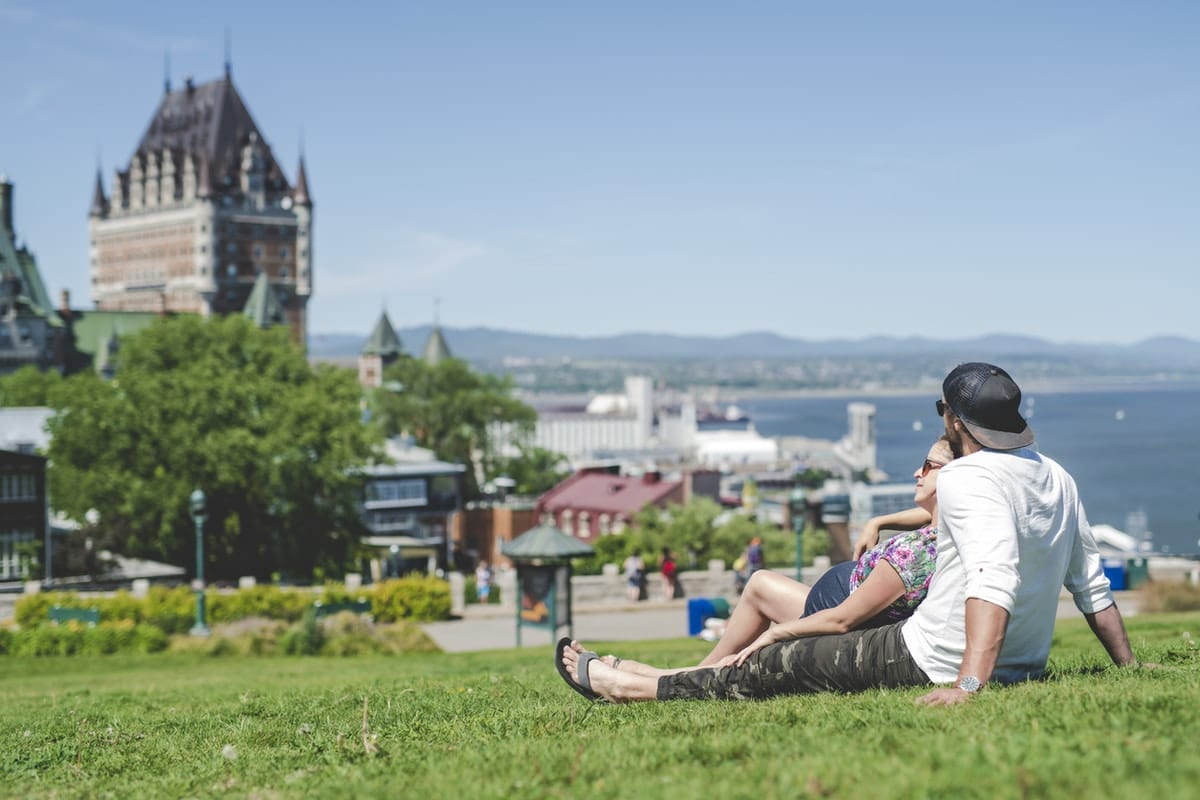 Couple dans la ville de Qc.