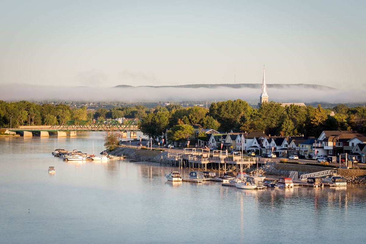 A picture of Quebec lakeside